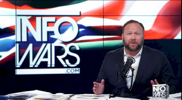 Alex Jones förklarar transporr på telefonen: Porr översvämmer alltid hans telefon