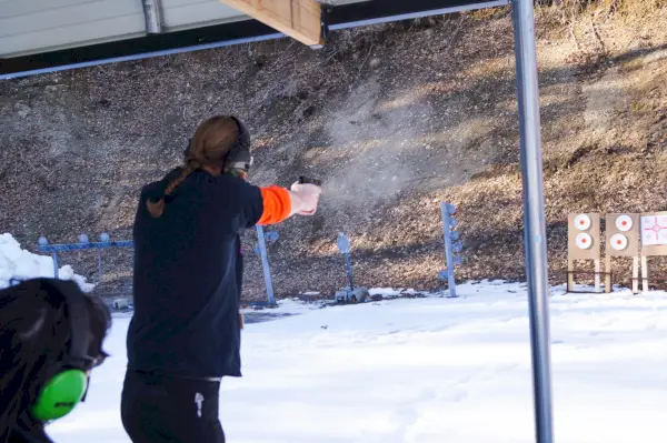 Grossman strzela do celu podczas comiesięcznego zgromadzenia bostońskiego oddziału Pink Pistols.