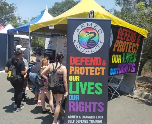 Podobnie jak Różowe Pistolety, Równość Zbrojna ma na celu nauczanie umiejętności obronnych, szczególnie docelowych mniejszości.