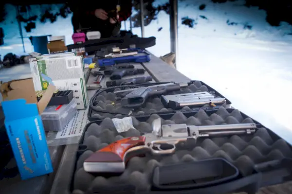 Mieszanka nowicjuszy i doświadczonych profesjonalistów przyniosła na spotkanie szeroką gamę broni ze swoich osobistych kolekcji.