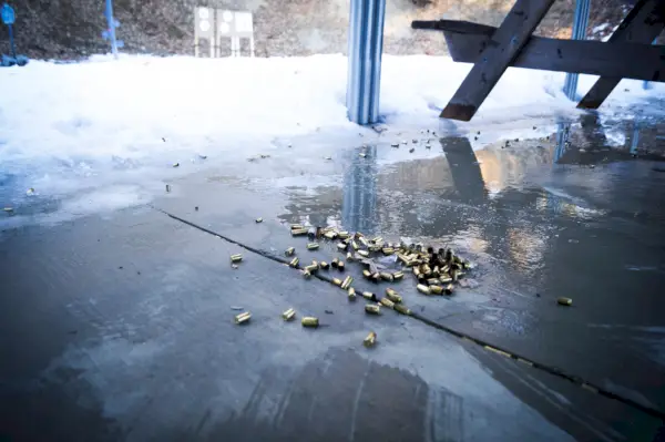 Różowe pistolety strzelają kulami na ziemi