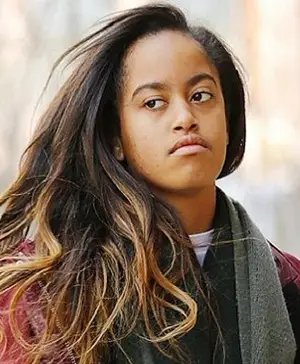 Malia Ann Obama misura il peso dei pesi statistici delle scarpe