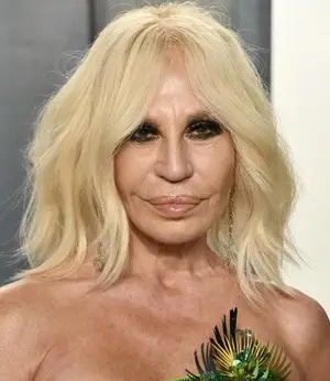 Donatella Versace pesos delle misure del corpo delle statistiche fatte