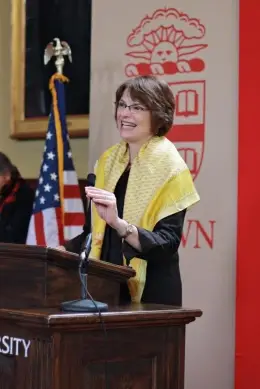 Brownin yliopiston presidentti Christina Paxson juhlii uutta työpaikkaa Fi-Di Condon kanssa