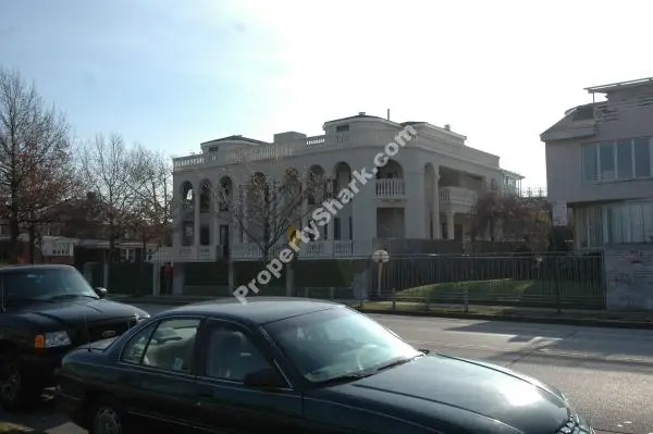 (suhteellisen) kaukaa. (Kate Leonova)