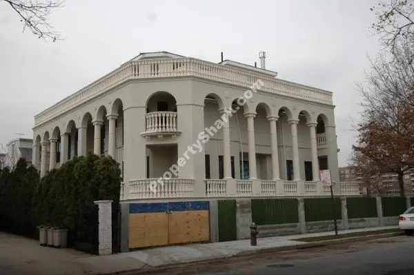 Nazdarovye! Hautamainen Manhattan Beach Mansion myydään hintaan 7,75 miljoonaa dollaria.