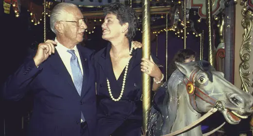 Leona, aina Harryn oikeakätinen nainen