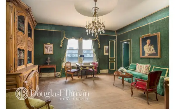 Näyttää siltä, ​​​​että täällä yritetään Versailles-tunnelmaa. (Douglas Elliman)