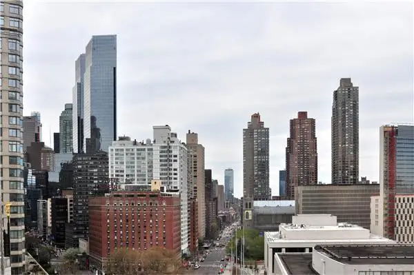 Eagle's Perch: Timothy B. Schmit ostaa 3,2 dollaria M. Lincoln Square Condon