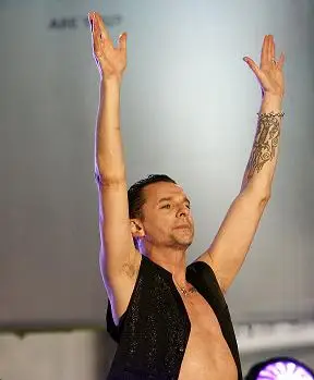 Depeche Moden Dave Gahan myi 4 miljoonaa dollaria asunnon, ostaa 6 miljoonaa dollaria kattohuoneiston