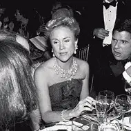 Libet Johnsonin kiinteistöhuijaukset: Perillinen haluaa myydä Vanderbilt-kartanon, himoitsee Huguette Clarkin leviämisen jälkeen