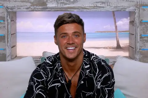 Love Islandin katsojat ovat leimanneet Brad McClellandin 'käärmeeksi'.