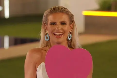 Chloe Burrows on poikien valinnut huvilan toiseksi parhaaksi