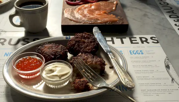 New Russ & Daughters Cafessa, hermoja raastava matka tulevaisuuteen