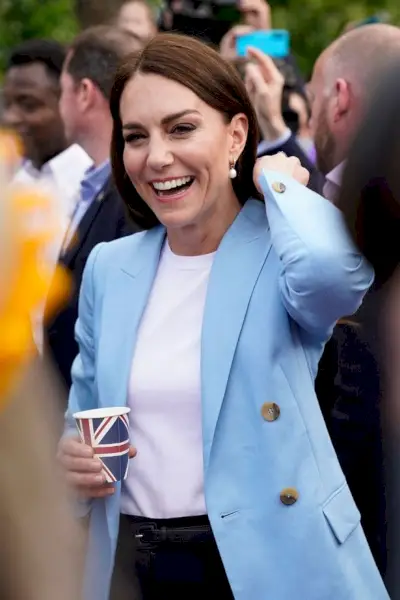 Catherine sorride mentre parla ai fan reali