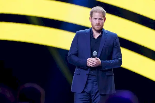 Il principe Harry, duca di Sussex, parla sul palco durante la cerimonia di chiusura degli Invictus Games Düsseldorf 2023