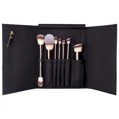 Ilustracja: Wegański zestaw pędzli podróżnych do twarzy i oczu z klepsydrą.