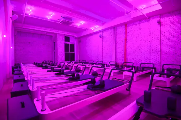 Violetti valokylpy pilatesstudio.