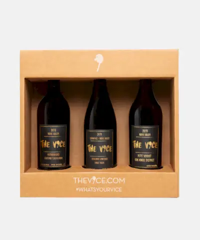 Kolmen viinin setti laatikossa.