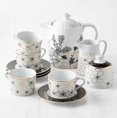 Herkkä valkoinen ja lasi teesetti upealla muotoilulla.