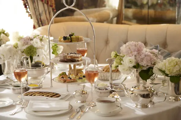 Tyylikkäimmät teesetit Fine Bone Chinasta Pretty Posliiniin