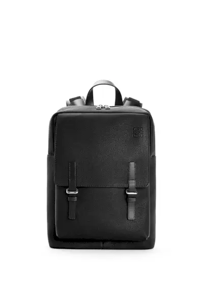 Kuva: Musta Loewe Military -reppu pehmeää vasikannahkaa, hienostunut sekoitus hyödyllisyyttä ja ylellisyyttä nykyaikaiselle tutkimusmatkailijalle.