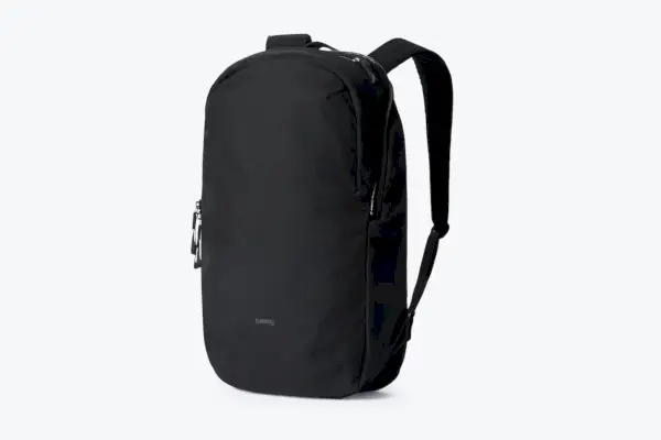 Kuva: Black Bellroy Via Backpack, tyylikäs ja organisoitu kumppani kaupunkitutkimukseen.