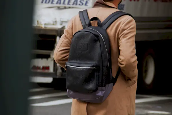 Muodikkaat matkareput liikkuvalle miehelle