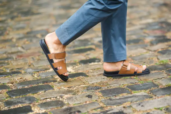 Parhaat miesten liukusandaalit kesäasteeseen