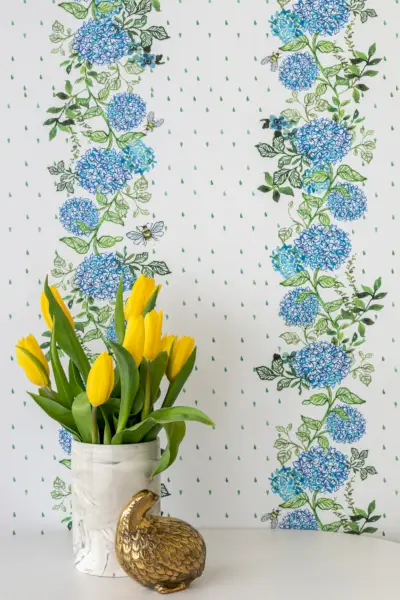 tapeta z niebieską hortensją przedstawioną za żółtymi kwiatami