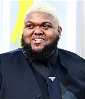 Il corpo di Druski misura il peso della scarpa