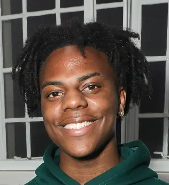 Isohowspeed misura il peso del profilo della scarpa