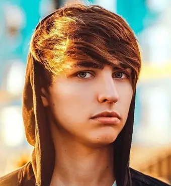 Colby Brock mede a família étnica de negócios