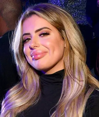 Il corpo di Brielle Biermann misura il peso della scarpa creata