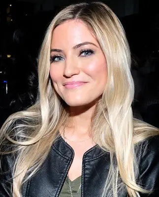 Ijustine che pesa il peso delle misurazioni del corpo