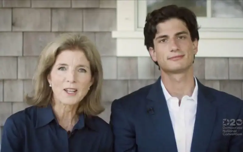 Jack Schlossbergin nettoarvo - Wiki, ikä, paino ja pituus, ihmissuhteet, perhe ja paljon muuta