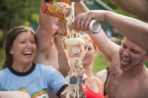 Fui para um ‘acampamento de verão para adultos’ cheio de bebida - foi mais louco do que eu esperava