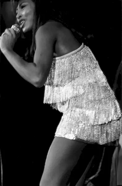 Tina Turner w sukience z frędzlami na scenie