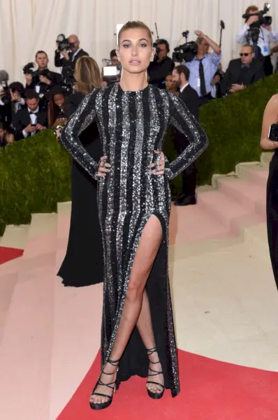 bieber ubrany w błyszczącą suknię w czarno-białe paski