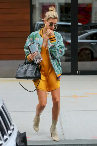 bieber ubrany w pomarańczową jedwabną sukienkę z bomberką