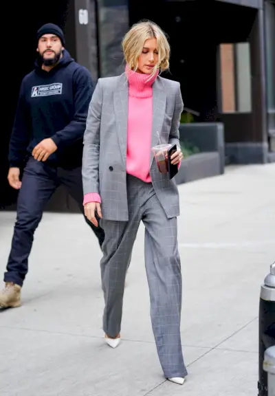 bieber ubrany w szary garnitur z jasnoróżowym golfem