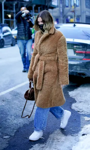 bieber ubrany w brązowy futrzany płaszcz