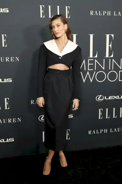 bieber ma na sobie czarną dopasowaną spódnicę i krótki top