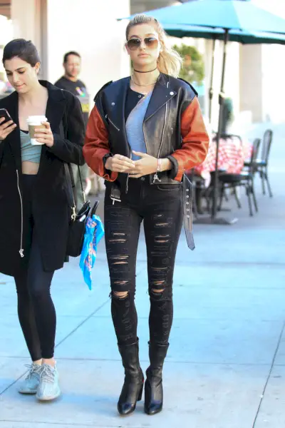 bieber ubrany w kurtkę motocyklową i podarte czarne dżinsy