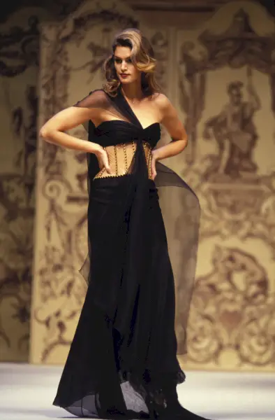 Zdjęcie: Cindy Crawford spacerująca po wybiegu Chanel w Paryżu, 1993.