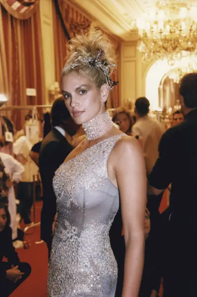 Zdjęcie: Cindy Crawford na pokazie Valentino w 1997 roku w Paryżu.