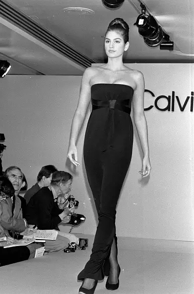 Zdjęcie: Cindy Crawford spacerująca po wybiegu przed występem Calvina Kleina jesienią 1988 r.