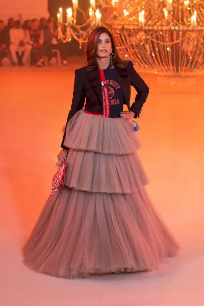 Zdjęcie: Cindy Crawford spaceruje po wybiegu dla Off-White