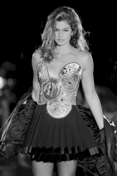 Zdjęcie: Cindy Crawford spaceruje po wybiegu dla Gianniego Versace