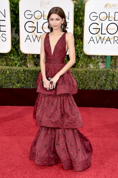 zendaya yllään tummanpunainen kerrospuku